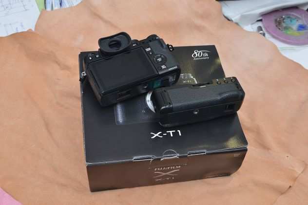 Fujifilm X-T1 con VG-XT1e due batterie nuove