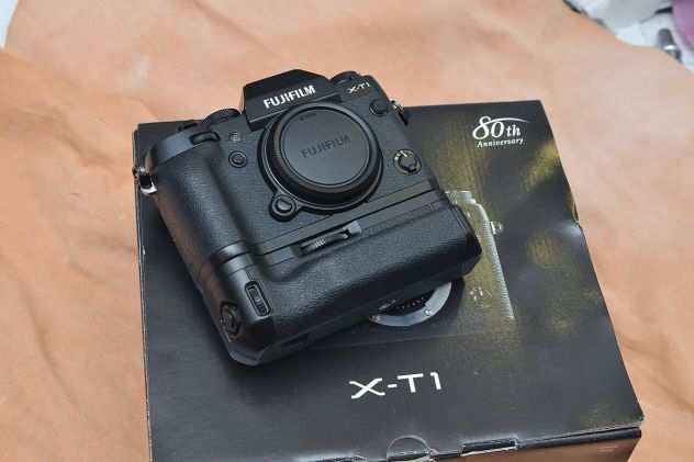 Fujifilm X-T1 con VG-XT1e due batterie nuove