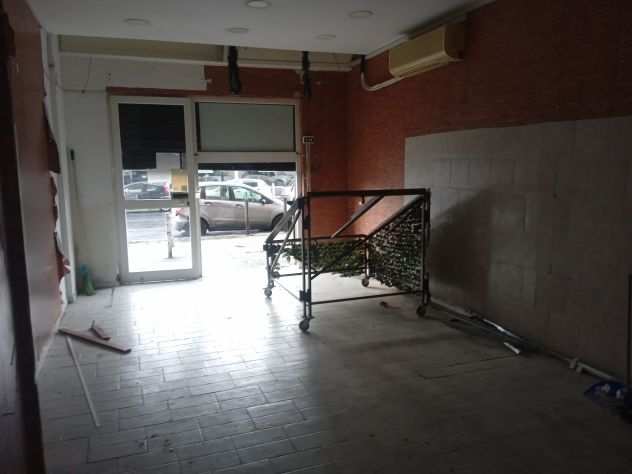 Fuorigrotta, locale commerciale 30 mq Viale Kennedy,