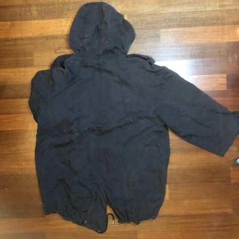 Giacca nera invernale con cappuccio usata