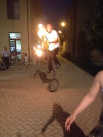giocolieri trampolieri spettacolo di fuoco e di giocoleria artisti da strada