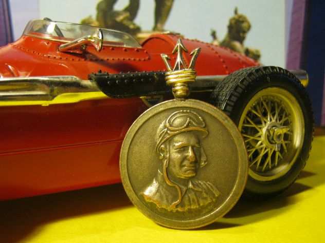 Gioielli, anelli, medaglie stile Maserati