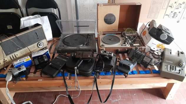 Gira disco radio e macchina fotografica vintage