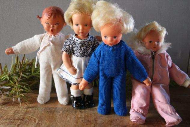 Goebel - Vintage - diverse serienummers - quattro diverse bambole Goebel con abiti originali - rare - 1960-1969 - Germania