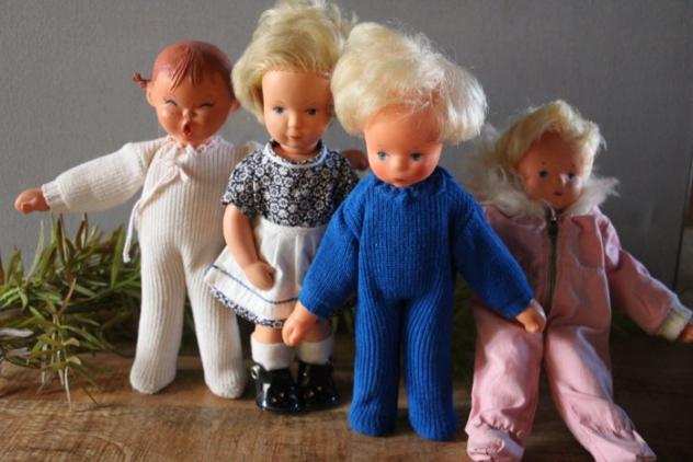Goebel - Vintage - diverse serienummers - quattro diverse bambole Goebel con abiti originali - rare - 1960-1969 - Germania