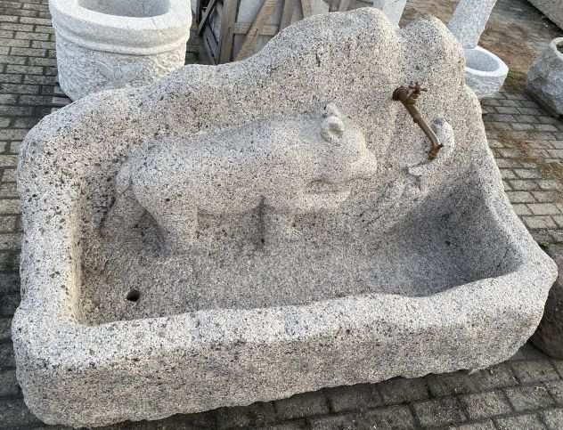 Grande fontana di granito con orso scolpito