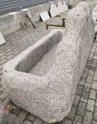 Grande fontana di granito con orso scolpito