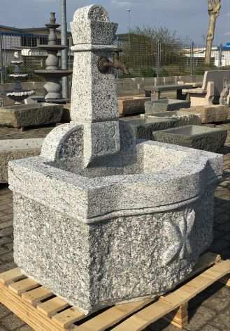Grande fontana in pietra granito