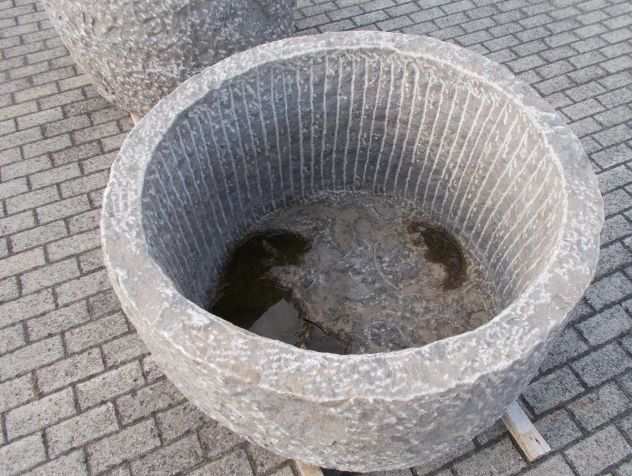 Grande vasca rotonda in pietra naturale