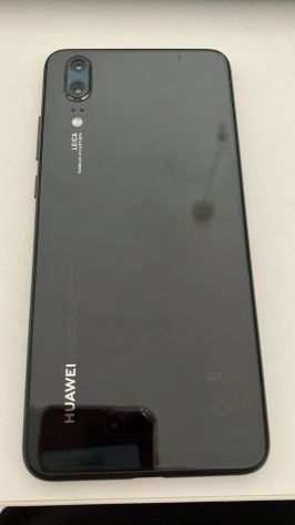 Huawei P20 con custodia e caricabatteria