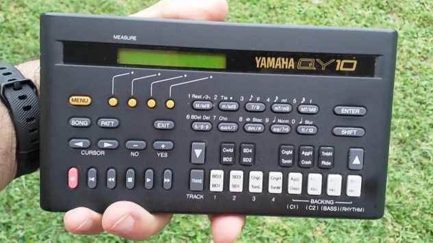 Iconico Yamaha QY10 - Sequencer Tascabile