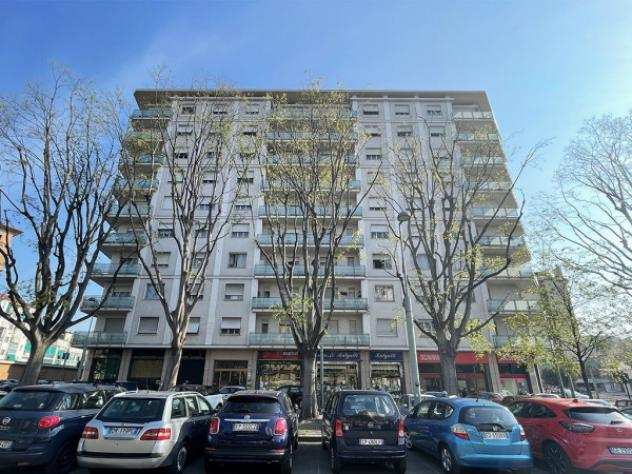 Immobile di 315 msup2 con piugrave di 5 locali in affitto a Torino