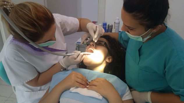 Impianti dentali, dentisti Albania, turismo dentale in Albania