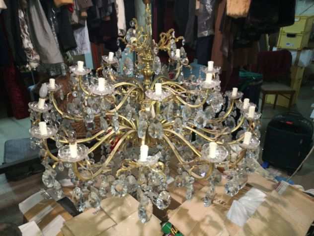 imponente candelabro in ottone e cristalli