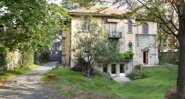 In prestigiosa villa degli anni 30 trilocale doppi servizi al primo piano con posto auto coperto e giardino privato