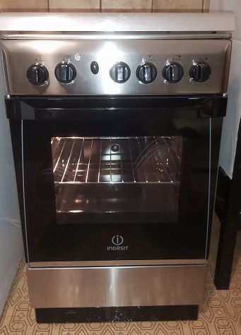 INDESIT 4 fuochi . Forno MAI USATO