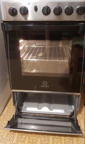 INDESIT 4 fuochi . Forno MAI USATO