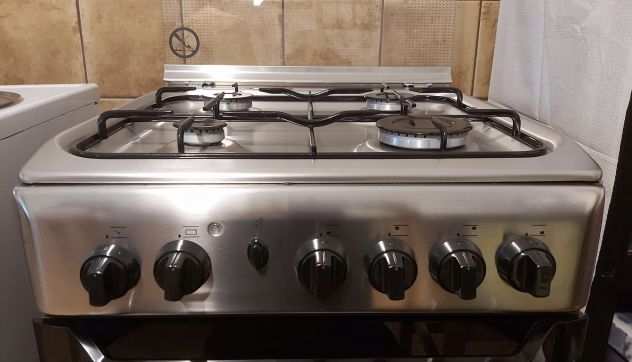 INDESIT 4 fuochi . Forno MAI USATO