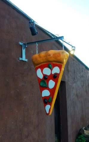 Insegna 3D spicchio di pizza a bandiera in vetroresina luminosa a AOSTA