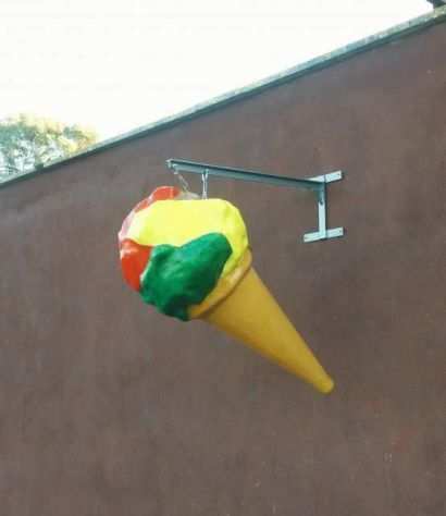Insegna Gelato a bandiera di un cono gelato in vetroresina a AGRIGENTO
