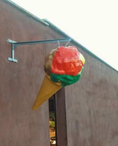 Insegna Gelato a bandiera di un cono gelato in vetroresina a AVELLINO