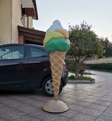 Insegna per gelateria di un cono gelato gigante.