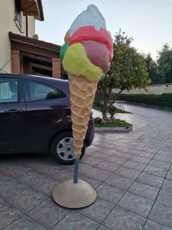 Insegna per gelateria di un cono gelato gigante.