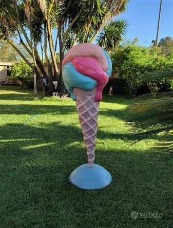 Insegna per gelateria di un cono gelato gigante.