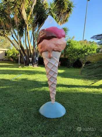 Insegna per gelateria di un cono gelato gigante.