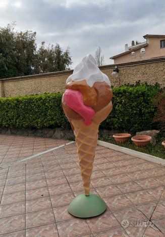 Insegna per gelateria di un cono gelato gigante.