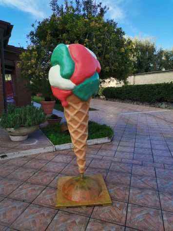 Insegna per gelateria di un cono gelato gigante.