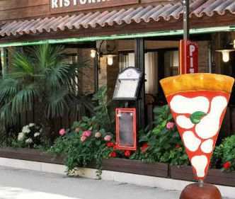 Insegna pizza spicchio di pizza a totem in vetroresina a BOLOGNA