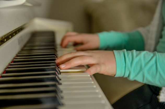 Insegnante di pianoforte impartisce lezioni