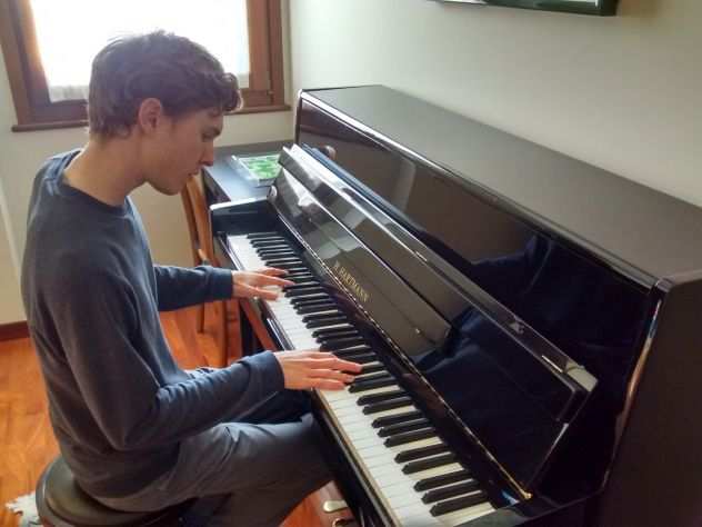 Insegnante di pianoforte offre lezioni di piano ad allievi di tutte le etagrave