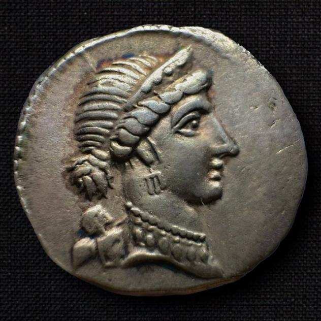 Italia - Repubblica Romana. Giulio Cesare. Denarius 46-45 a.C.
