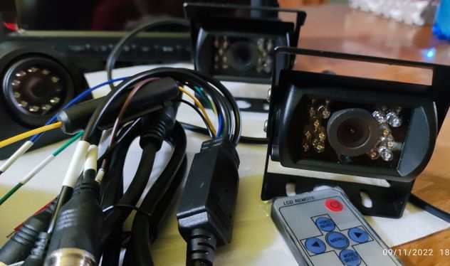KIT MONITOR LCD  4 TELECAMERE AHD VIDEO RECORDER LCD con telecomando
