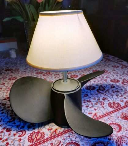 lampada da tavolo con base ad elica nautica