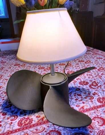 lampada da tavolo con base ad elica nautica