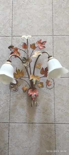 LAMPADARIO IN FERRO BATTUTO CON APPLIQUE