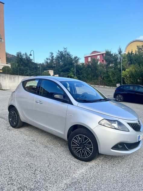 Lancia ypsilon ecochic metano