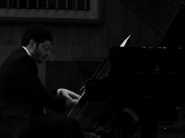 Laureato al conservatorio (Na) con 110 e lode impartisce lezioni di Pianoforte