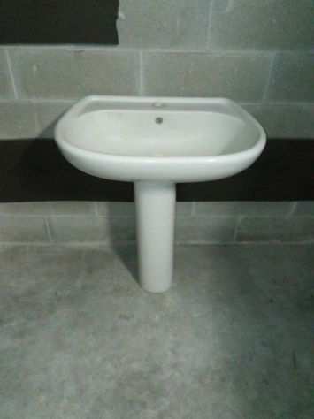 Lavabo bagno con colonna