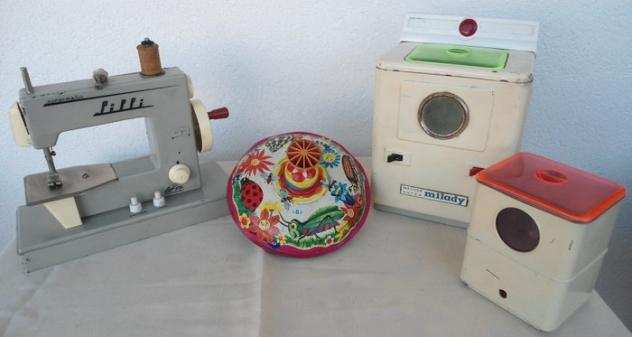 LBZ  AGFA  AMB - Giocattolo di latta Trottola LBZ  Macchina per cucire PIPPI  Lavatrice-ascigatrice MILADY - 1960-1970 - Italia