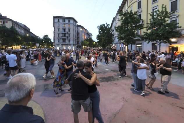 Lezioni di ballo e social dance nelle piazze del Municipio 9 di Milano