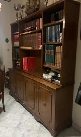 Libreria e tavolo studio