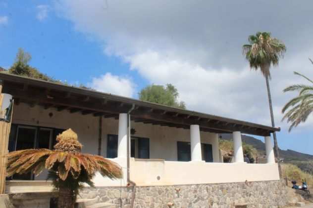 Lipari Isole Eolie.Vendesi splendida casa panoramica con ampie terrazze, terreno