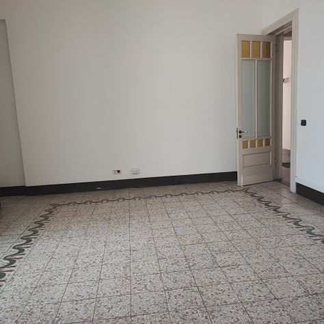 Locale commerciale con cortile interno