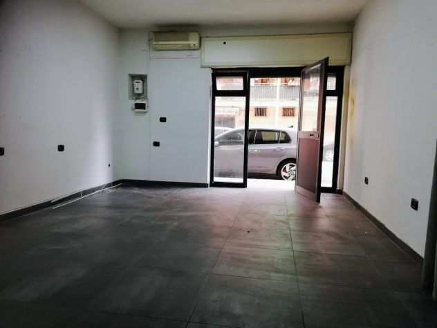 LOCALE COMMERCIALE DI 30MQ IN AFFITTO A QUARTO