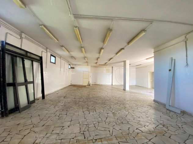 LOCALE COMMERCIALE Giugliano 300mq cat. C1 FLG338