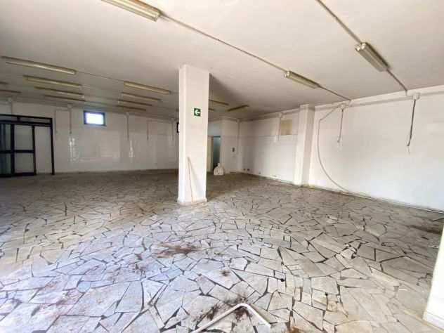 LOCALE COMMERCIALE Giugliano 300mq cat. C1 FLG338